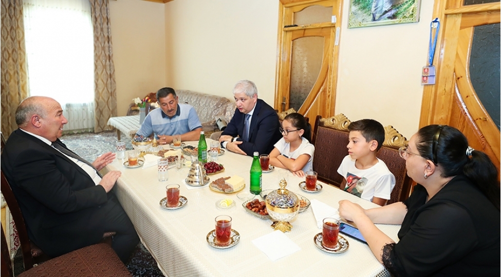 nazir-muavini-shehid-ailesini-ziyaret-edib