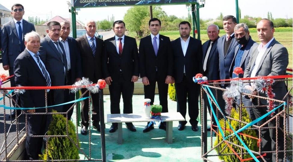 deputat-anar-memmedov-shehid-aileleri-ile-gorushub-foto