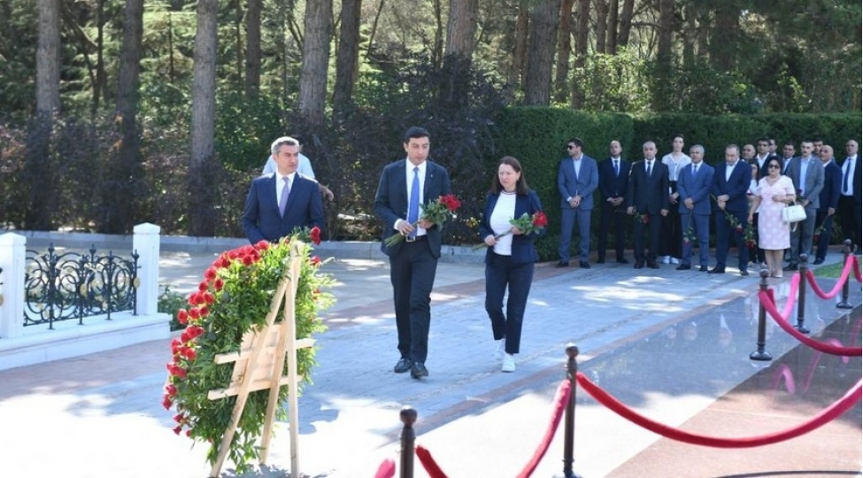 agin-in-yaranmasinin-28-ci-ildonumu-munasibetile-heyder-eliyevin-mezari-ziyaret-olunub-foto