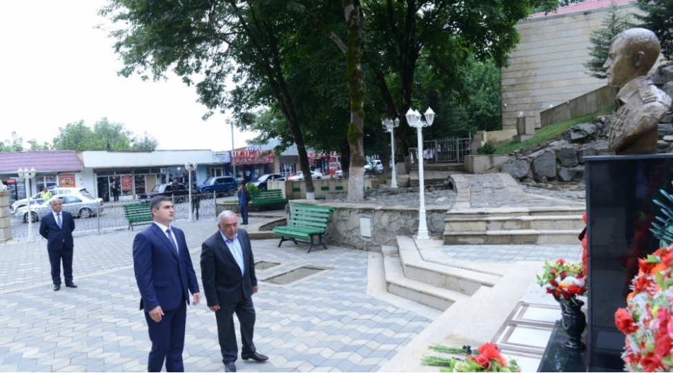 rayon-icra-hakimiyyeti-bashchisi-ekber-abbasov-veten-muharibesi-qehremani-amid-heyderovun-atasi-ile-gorushub-foto
