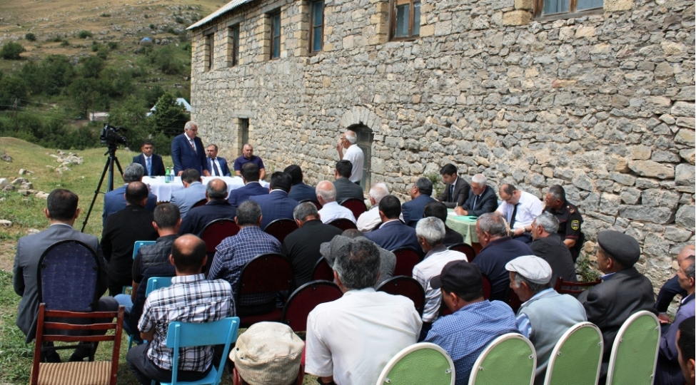 ehed-abiyev-dashkesenin-gurbulaq-kendinde-vetendashlari-qebul-edib-foto