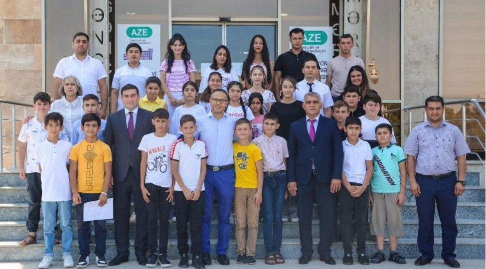 deputat-ramil-hesen-sechicileri-qebul-edib-foto