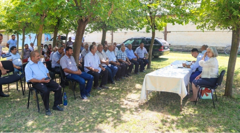 deputat-shahliq-kendinde-sechicilerle-gorushub
