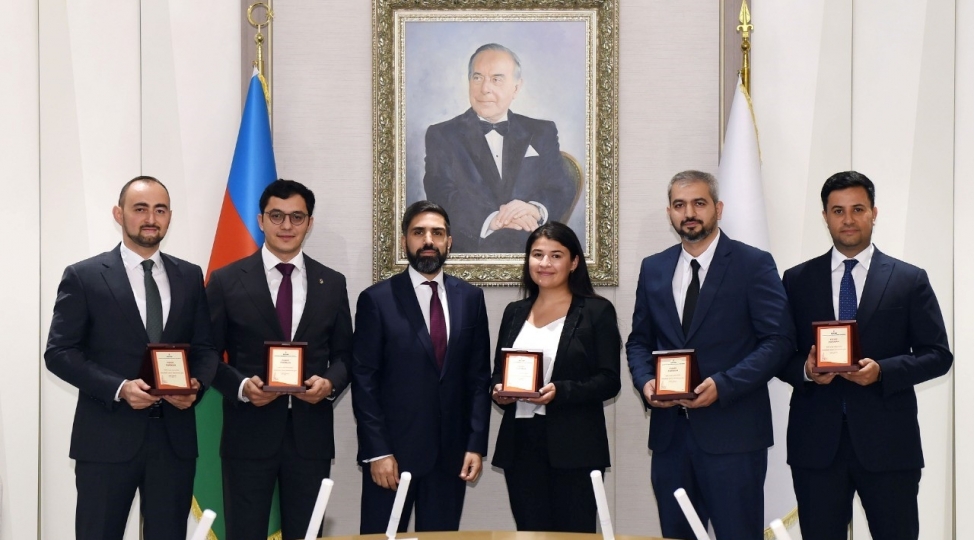 socar-in-prezidenti-yukselish-musabiqesinde-qalib-olmush-shirket-emekdashlari-ile-gorushub-foto