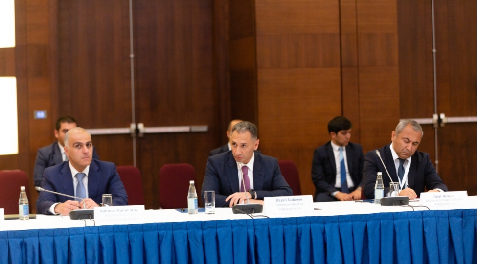reshad-nebiyev-avtomobil-neqliyyati-ve-logistika-shirketlerinin-numayendeleri-ile-gorushub-