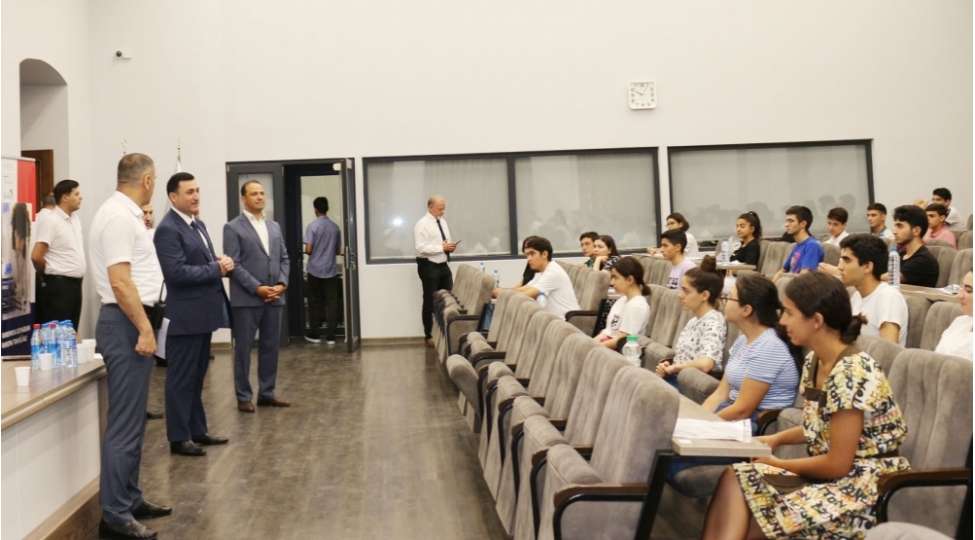 azerbaycan-fransiz-universitetine-bakalavr-pillesi-uzre-qebul-imtahani-kechirilib-foto