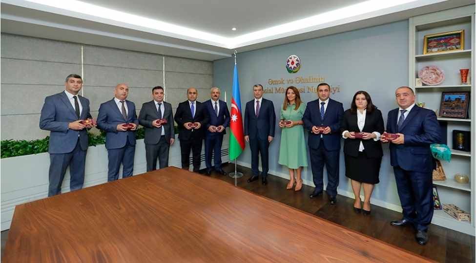 dovlet-qullugunda-ferqlenmeye-gore-medal-ve-vesiqeleri-nazirlik-emekdashlarina-teqdim-olundu