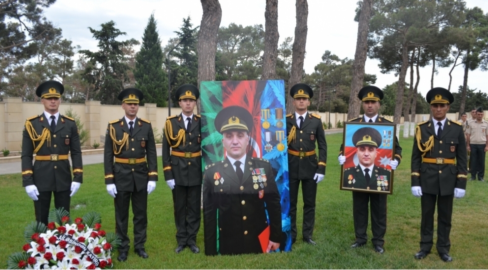 azerbaycan-bayragi-ordenli-shehid-zabitin-xatiresi-anilib-foto