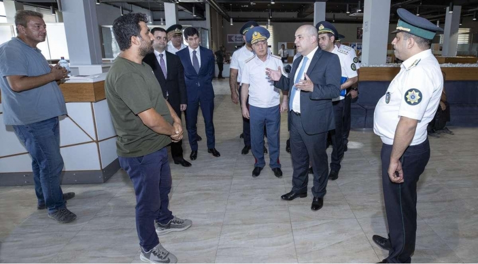 shahin-bagirov-gomruk-postlarinda-suruculerle-gorusherek-onlarin-fikirini-dinleyib-foto
