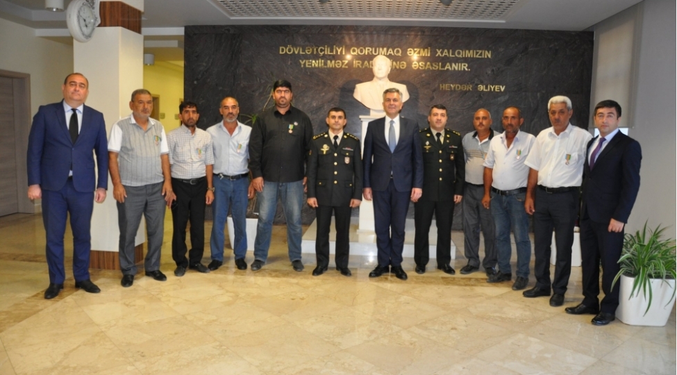 veten-muharibesinde-qehremanliq-gostererek-shehid-olmush-igidlerimizin-ordenleri-ailelerine-teqdim-olunub-foto