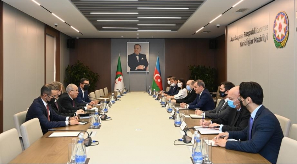 xin-bashchilarinin-tekbetek-danishiqlari-basha-chatib-genishterkibli-gorush-bashlayib-yenilenib