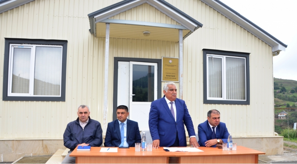 ehed-abiyev-almali-kendinde-sakinlerin-seyyar-qebulunu-kechirib-foto