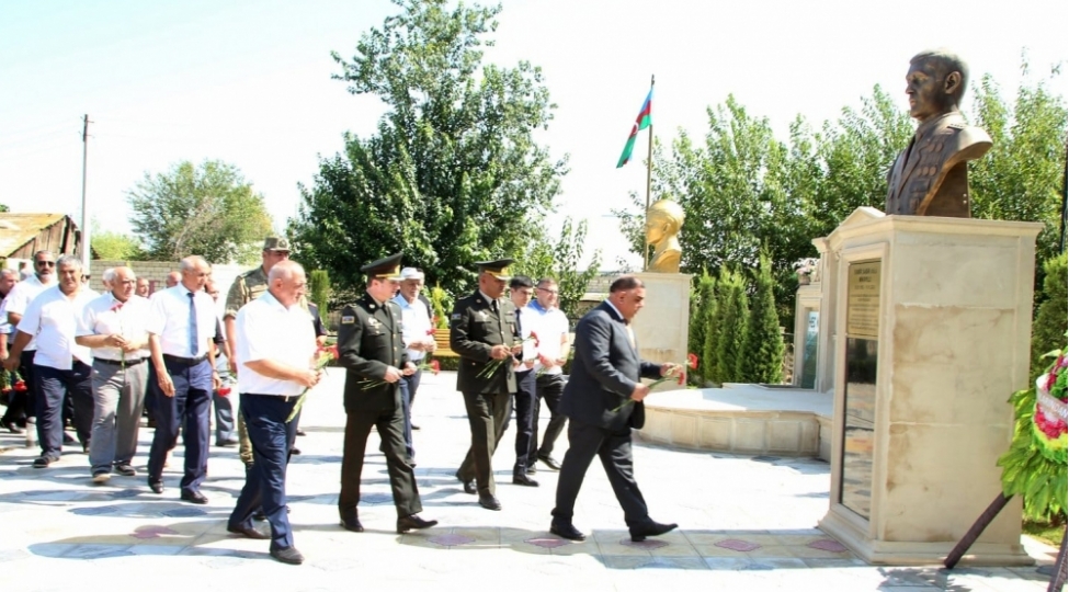 agcabedide-shehid-samir-mikayillinin-ordeni-ailesine-teqdim-edilib-foto