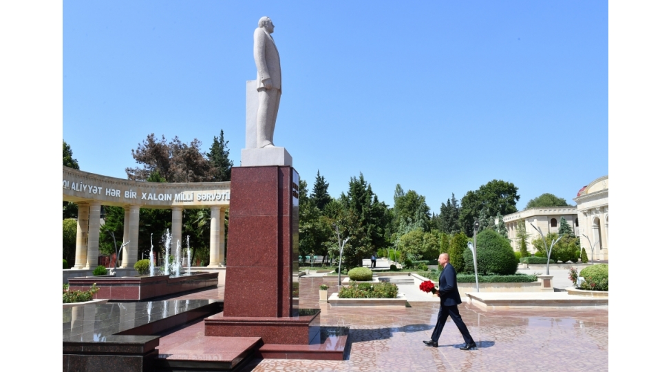 prezident-ilham-eliyev-agsuda-ulu-onder-heyder-eliyevin-abidesini-ziyaret-edib