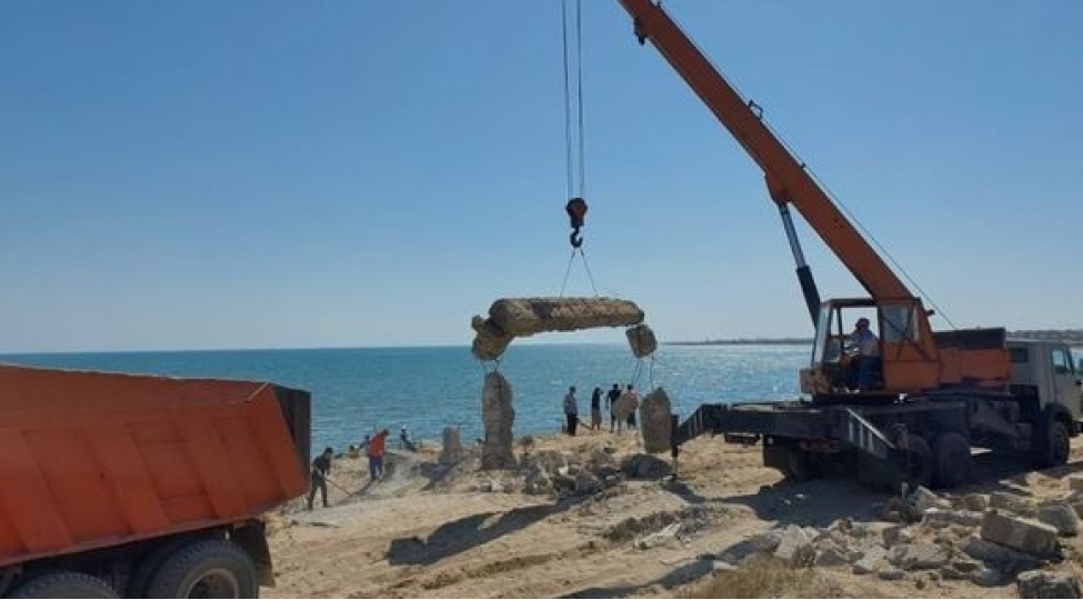 xezerin-sahili-sokulen-qanunsuz-tikililerin-qaliqlarindan-temizlenir-foto