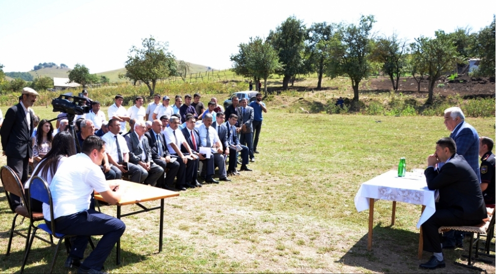 ehed-abiyev-vetendashlarin-seyyar-qebulunu-kechirib-foto