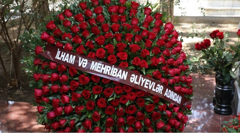 ilham-eliyev-ve-mehriban-eliyeva-muslum-maqomayevin-anim-merasimine-eklil-gonderib