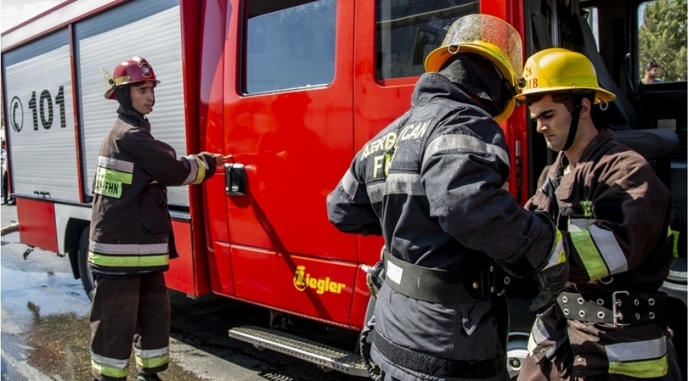 keshlede-tikinti-materiallari-ve-avtomobil-yanib