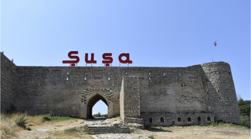 ilk-40-turist-shushaya-yola-dushub