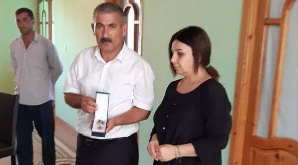 3-cu-dereceli-reshadet-ordeni-shehid-kenan-shahbazovun-anasina-teqdim-edilib-foto
