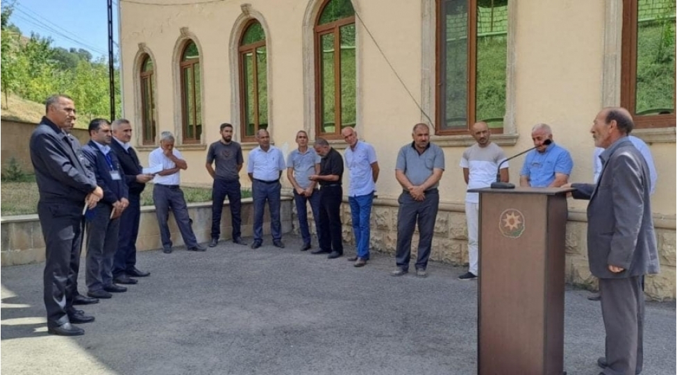 achiq-mikrofon-aksiyasi-cherchivesinde-yardimlida-sakinlerle-gorush-olub