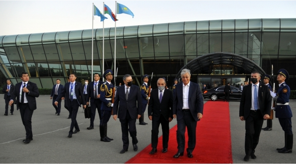 qazaxistan-prezidenti-kasim-jomart-tokayevin-azerbaycana-resmi-seferi-basha-chatib-foto