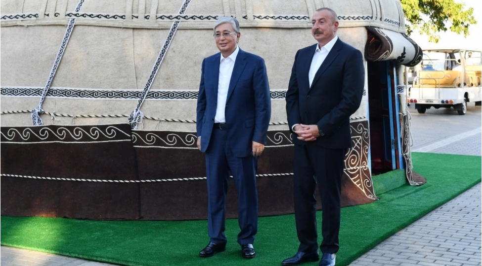azerbaycan-ve-qazaxistan-prezidentleri-denizkenari-milli-parkda-qurulmush-qazax-yurtasi-ile-tanish-olublar-foto