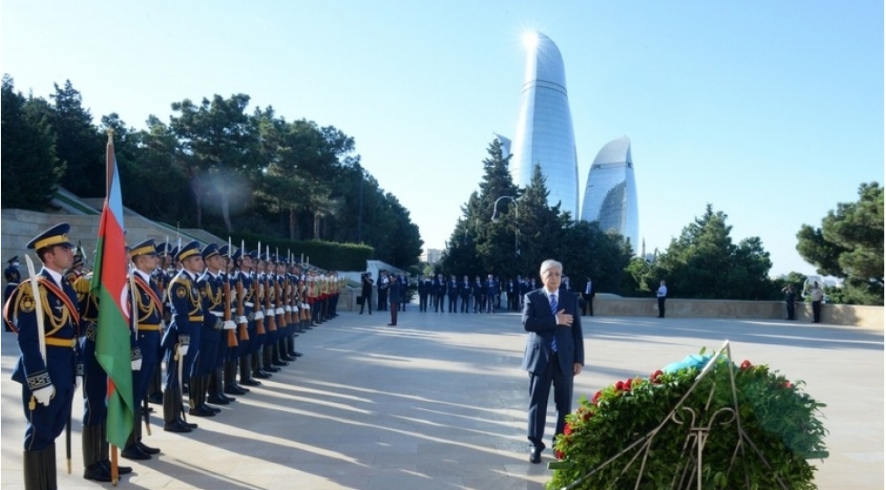 qazaxistan-prezidenti-shehidler-xiyabanini-ziyaret-edib-foto