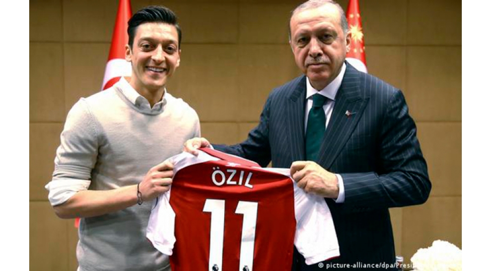 erdogan-mesut-ozile-saat-hediyye-etdi-foto