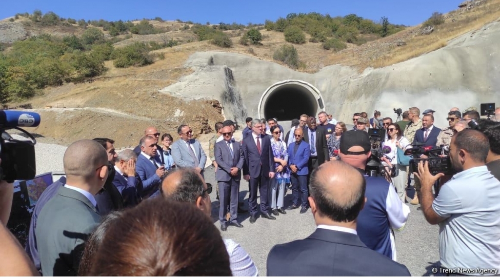 diplomatlar-ehmedbeyli-fuzuli-shusha-avtomobil-yolu-uzerinde-tikintisi-basha-chatmaqda-olan-tunele-baxiblar