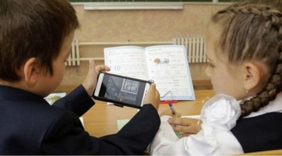 mekteblilere-sinifde-mobil-telefon-qadagan-edildi
