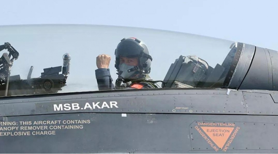 turkiyenin-mudafie-naziri-egey-denizinin-shimalinda-f-16-ile-uchush-edib-foto