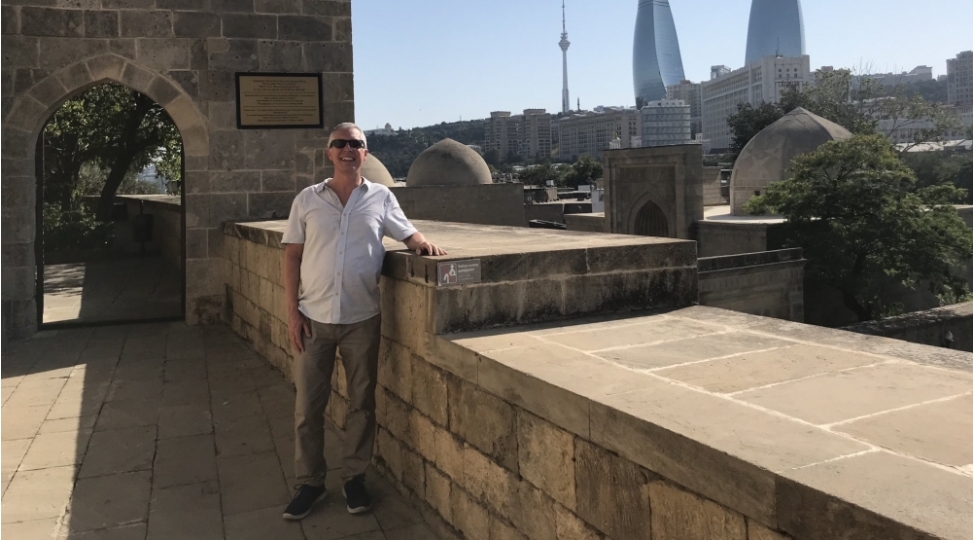britaniyanin-azerbaycandaki-yeni-sefiri-paytaxt-gezintisine-chixib