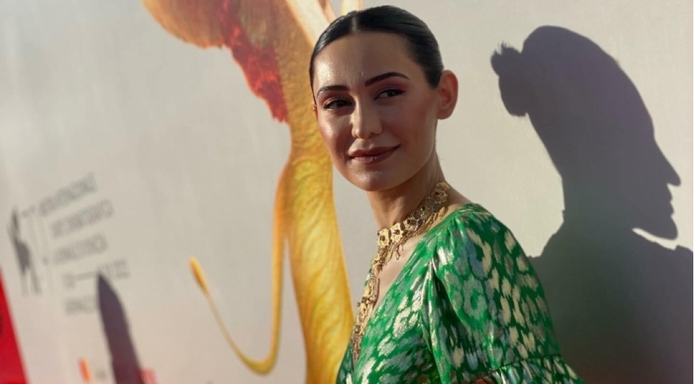 bakinin-eks-merinin-nevesi-venesiya-film-festivalinda-foto