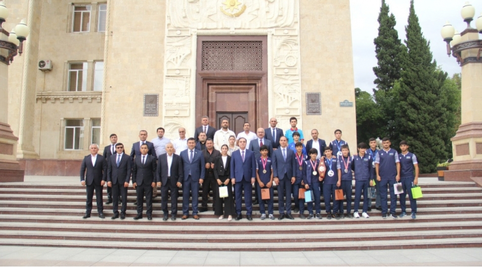 niyazi-bayramov-idmanchilarla-gorushub-foto