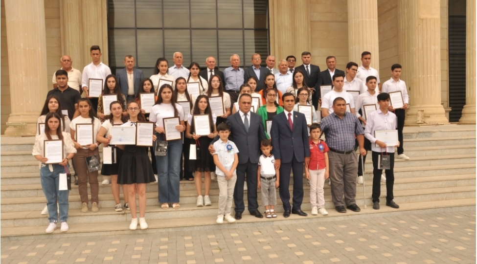 deputat-ve-icra-bashchisi-ali-mekteblere-qebul-olmush-telebelerle-gorushub-foto