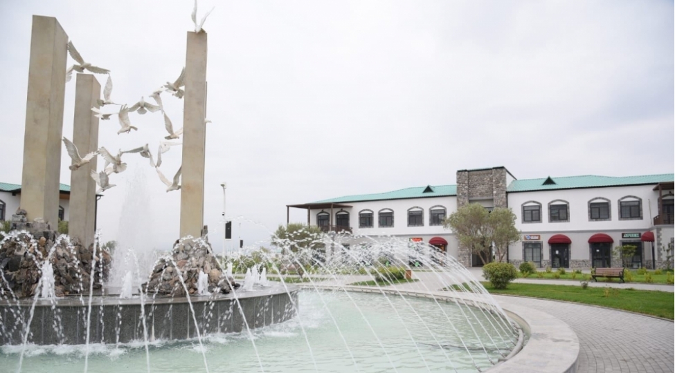 ecnebi-seyyahlar-agali-kendinde-olublar-foto