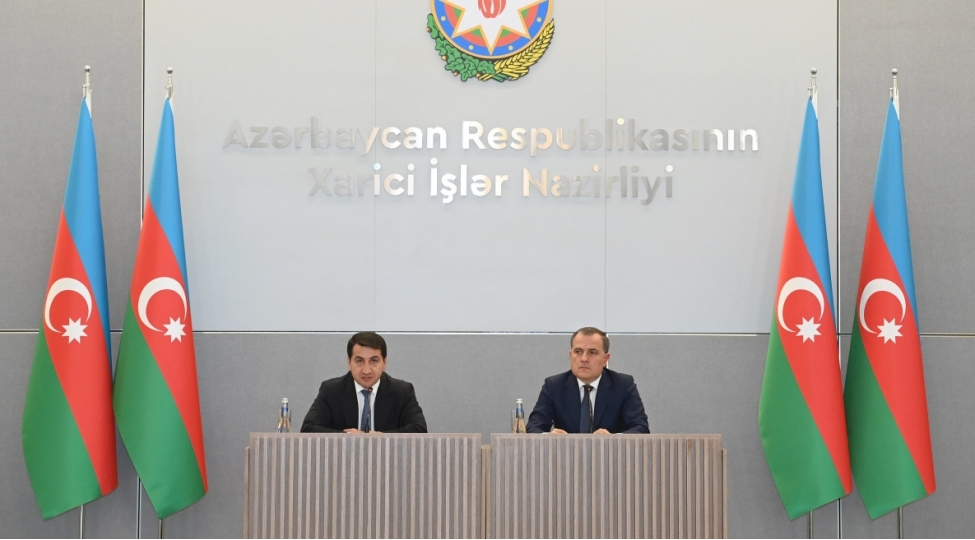 xin-de-ceyhun-bayramov-ve-hikmet-haciyevin-ishtiraki-ile-diplomatik-korpus-uchun-brifinq-kechirilib-foto