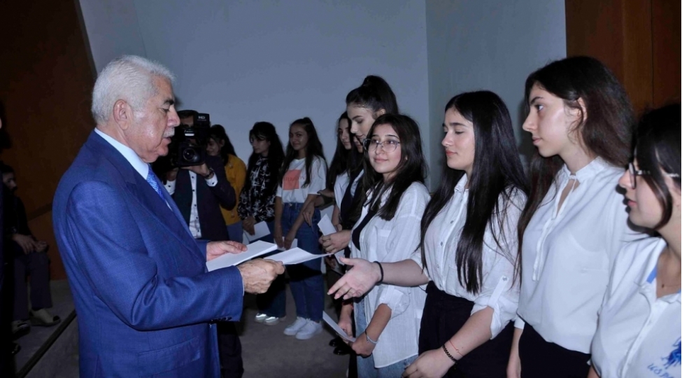 agalar-veliyev-uch-rayonun-qabaqcil-muellimlerini-elachi-shagirdlerlerini-ve-yuksek-balla-ali-mekteblere-qebul-olan-telebelerini-mukafatlandirib