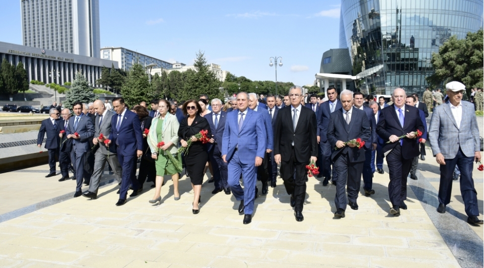 yeni-azerbaycan-partiyasinin-numayendeleri-turk-shehidliyi-abidesini-ziyaret-edibler-foto