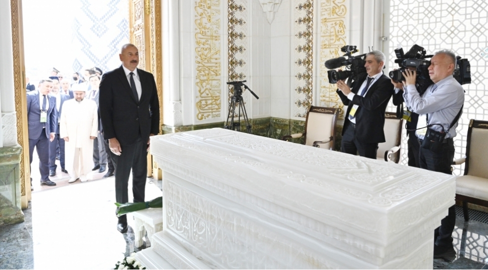 prezident-ozbekistanin-birinci-prezidenti-islam-kerimovun-meqberesini-ziyaret-edib-foto