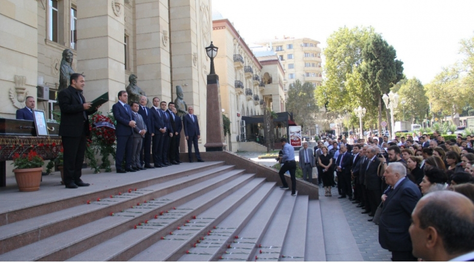 gencede-emekdar-elm-xadimi-xelil-yusifli-ile-vida-merasimi-kechirilib-foto
