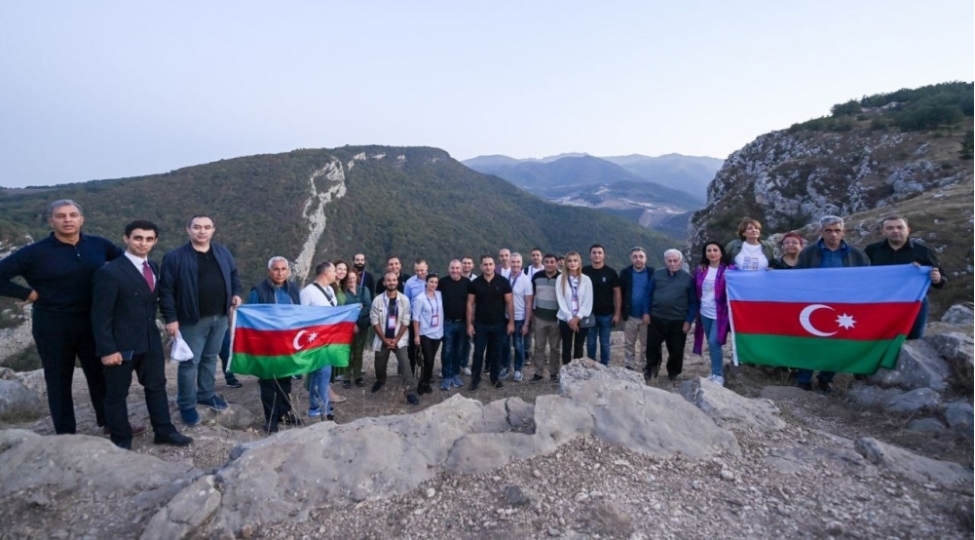 beynelxalq-elmi-praktik-konfransin-ishtirakchilari-shushanin-gormeli-yerleri-ile-tanish-olublar