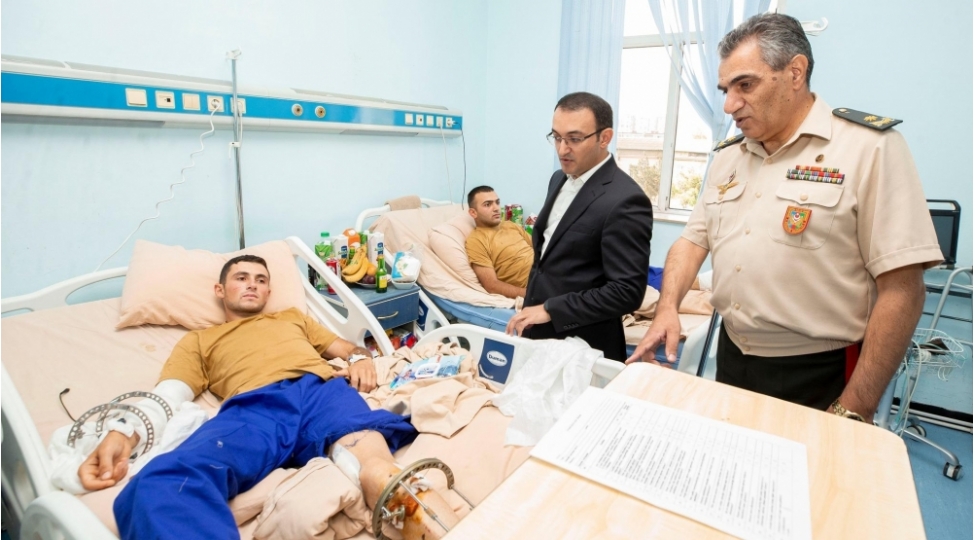 yashat-fondu-yarali-herbchilerimizi-ziyaret-edib-foto