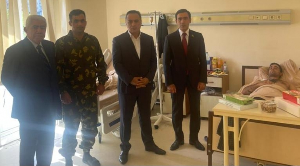 deputatlar-hospitalda-mualice-alan-yaralilarla-gorushub-foto