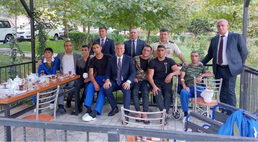 bilesuvardan-olan-yarali-esgerlerimiz-herbi-hospitalda-ziyaret-olunub-foto