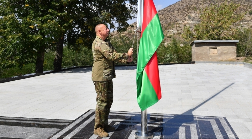 prezident-lachin-sheherinde-azerbaycan-bayragini-ucaldib