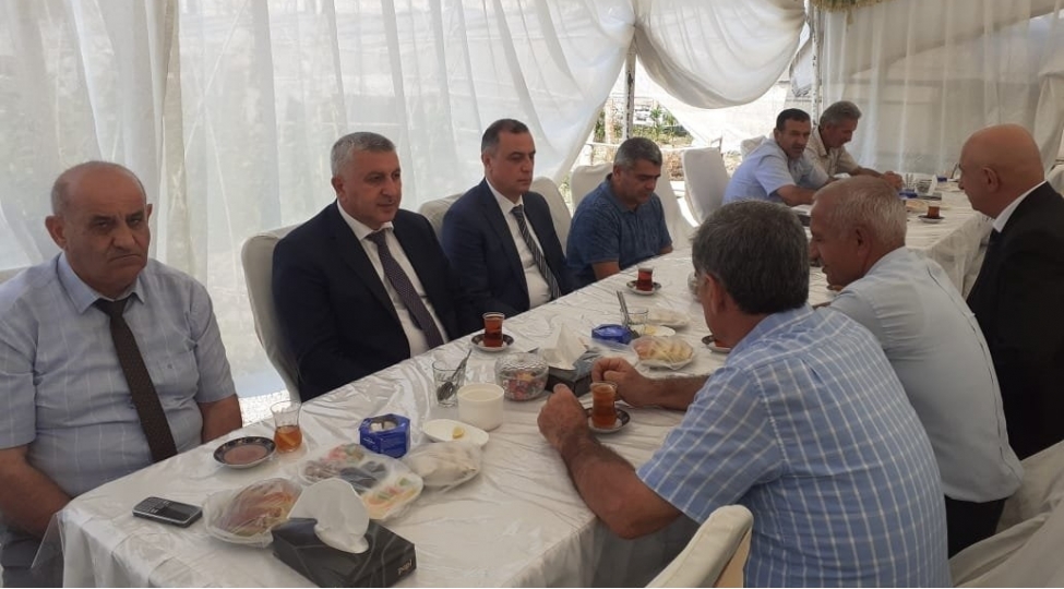 agdashda-shehid-xeqan-qurbanovun-ailesi-ziyaret-olunub-foto