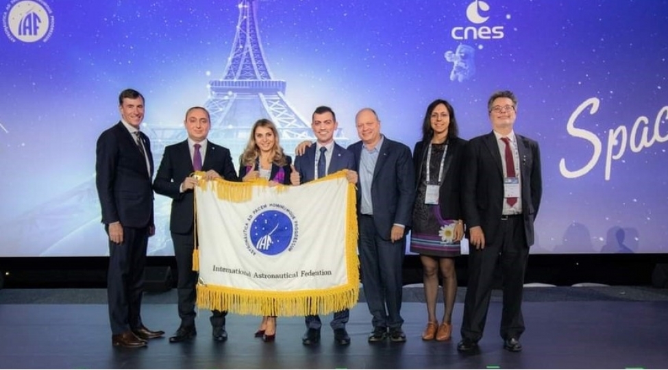 beynelxalq-astronavtika-federasiyasinin-bayragi-olkemize-teqdim-olunub
