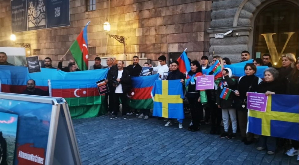 azerbaycanlilar-isvech-parlamentinin-onunde-piket-kechirib